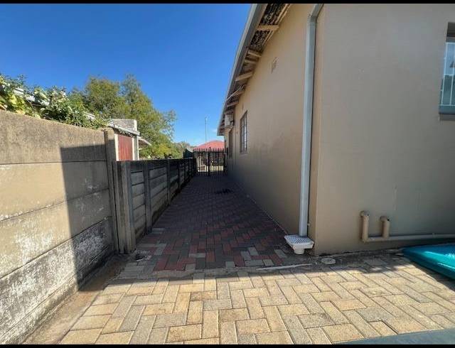 3 BEDROOM FREEHOLD FOR SALE IN ALBERTON NORTH
